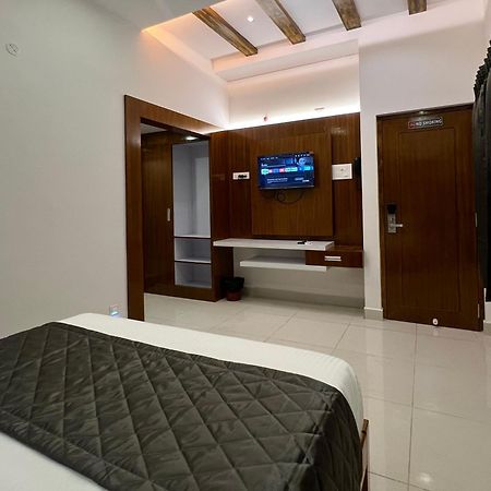 Le Hotel Host Tiruchirappalli Exterior photo